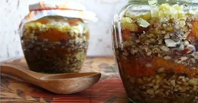 potensial üçün bal ilə qoz qarışığı